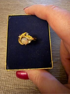 Vintage Size 6/7 Avon Ring Fireflower Simulated Opal & Rhinestones Gold Tone
